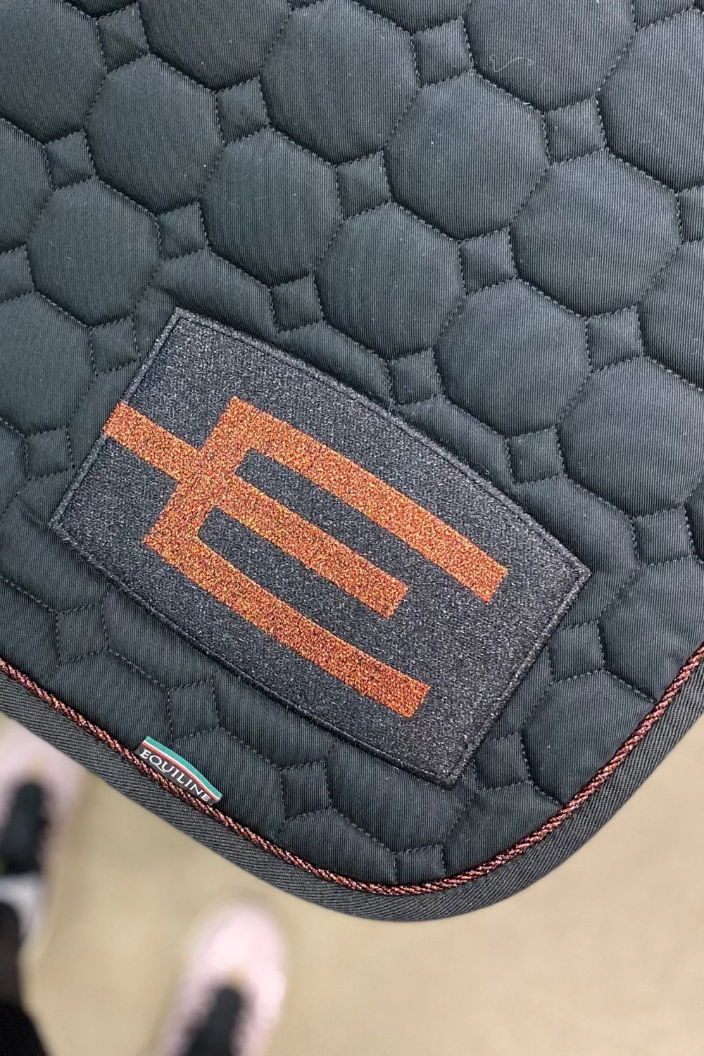 Equiline Schabrak & Huvor|Equiline-Hoppschabrak E-Logga E21 P102 Svart/Brons