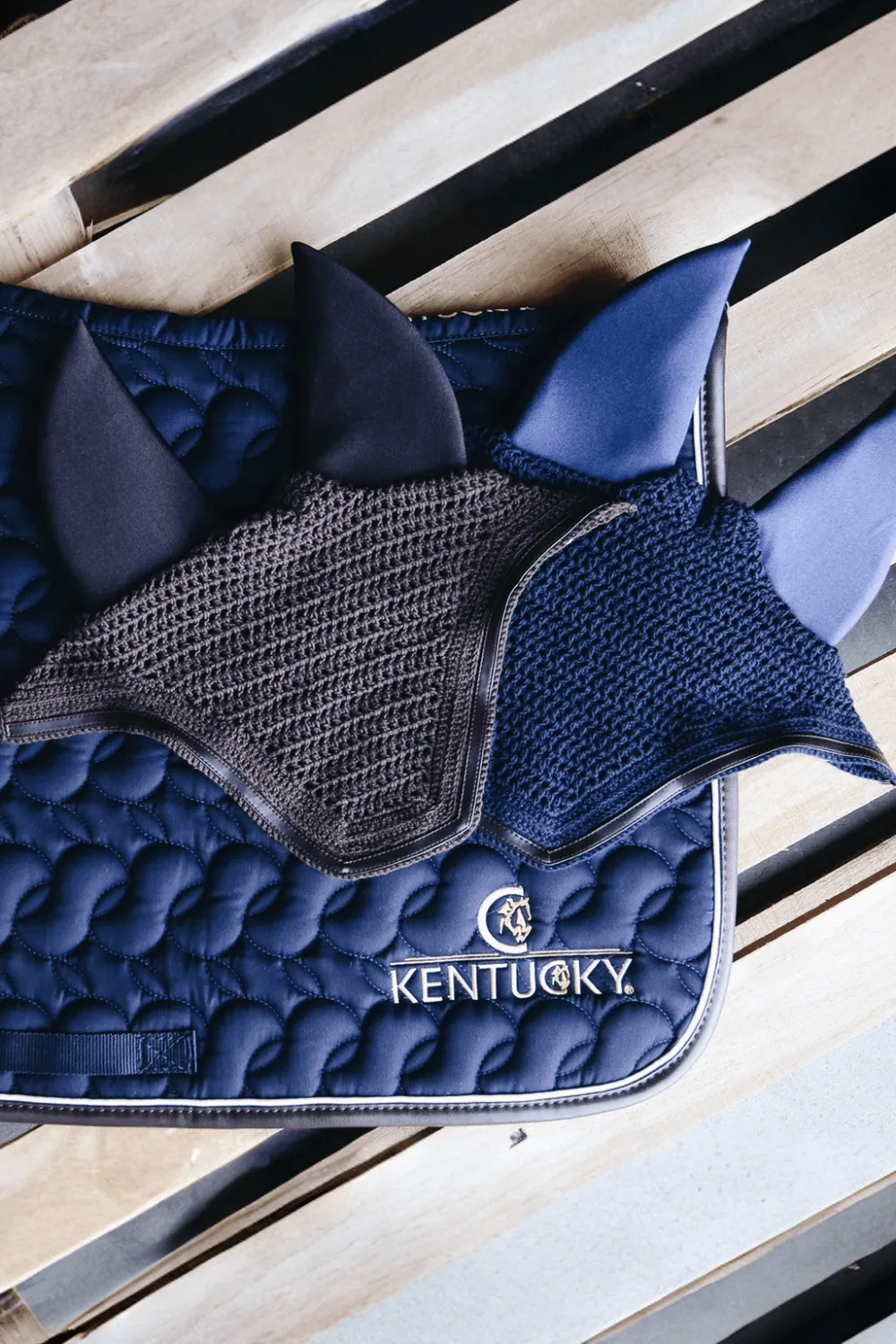 Kentucky Horsewear Schabrak & Huvor-Logo Hoppschabrak Navy/Vit/Brun