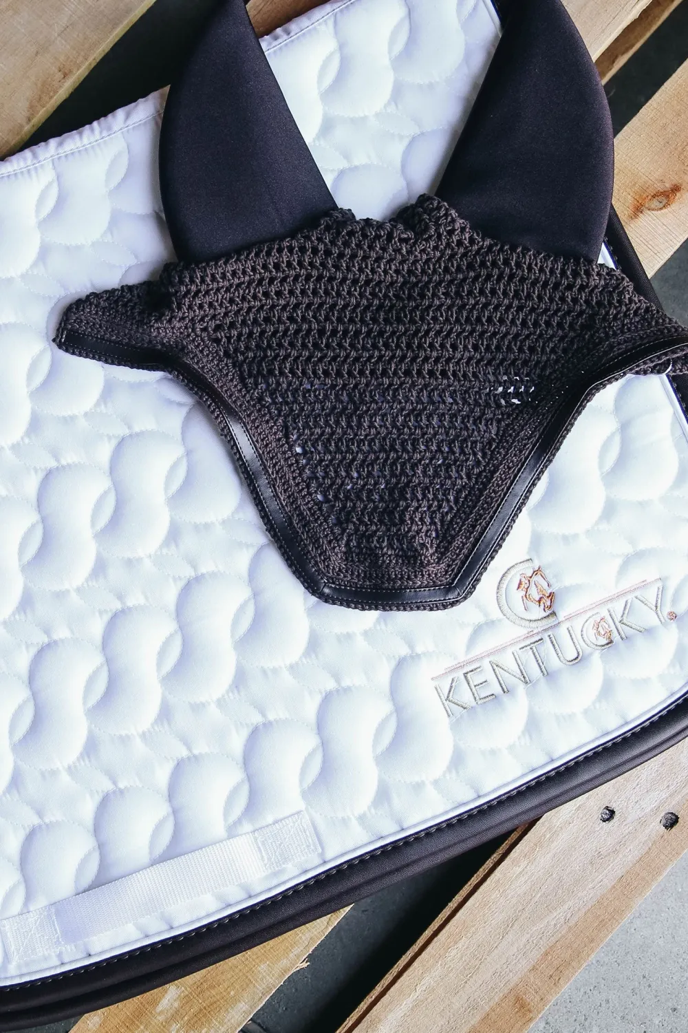 Kentucky Horsewear Schabrak & Huvor-Logo Hoppschabrak Vit/Vit/Brun