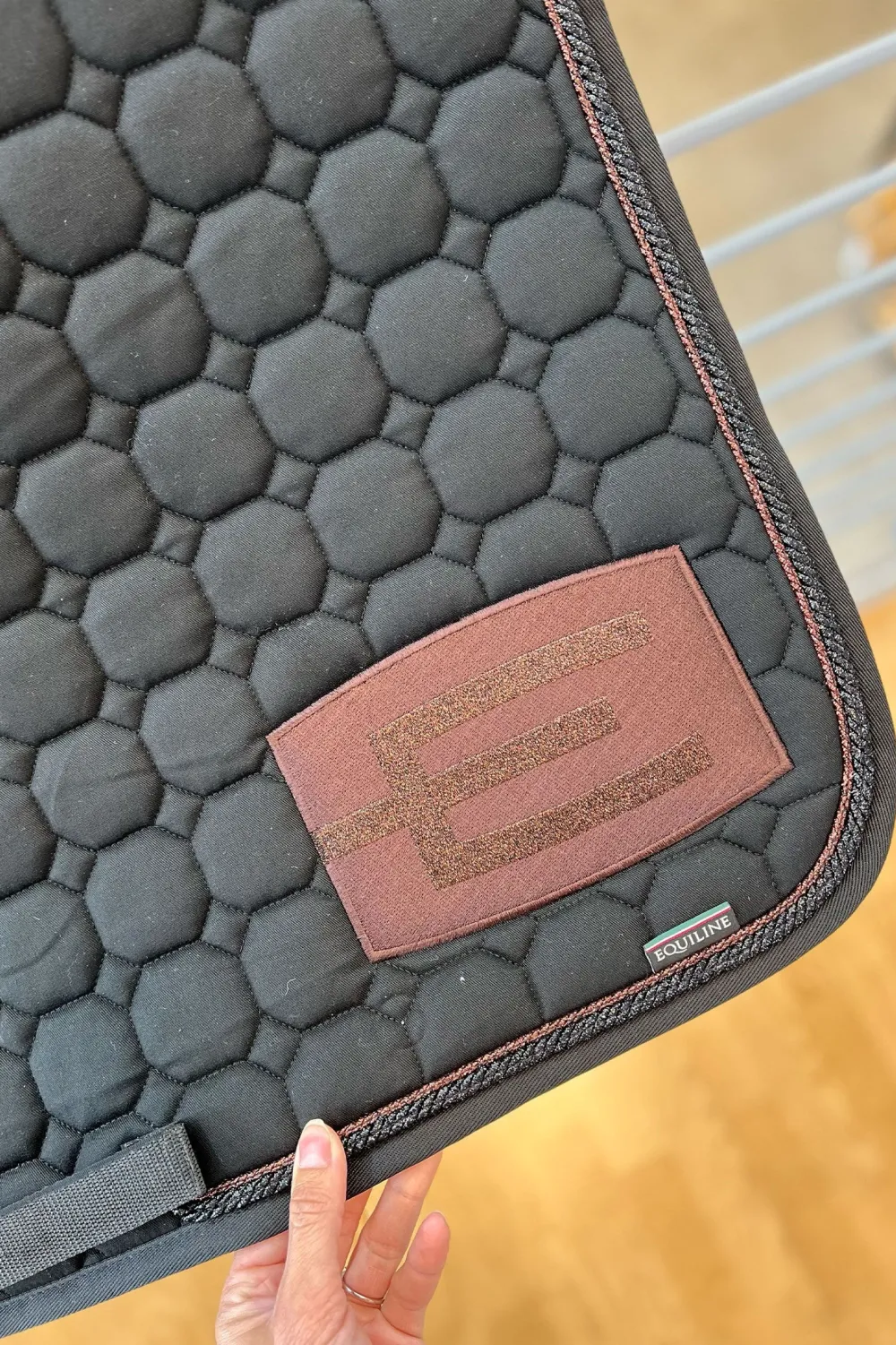 Equiline Schabrak & Huvor|Equiline-Octagon Schabrak E-logga E60 P112+P102 Svart/Brun